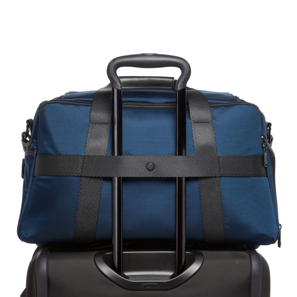 Tumi ALPHA BRAVO McCoy Gym Bag Navy & Black NWT EXCLUSIVE - Picture 5 of 7
